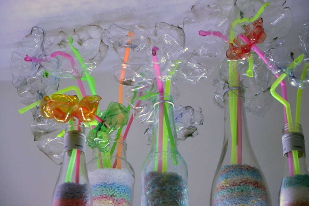 Fiori di plastica: ricliclo creativo di Mariapia Statile